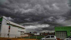 O alerta segue em vigor até terça-feira às 10h da manhã.