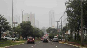 Campo Grande já amanheceu com o tempo fechado.