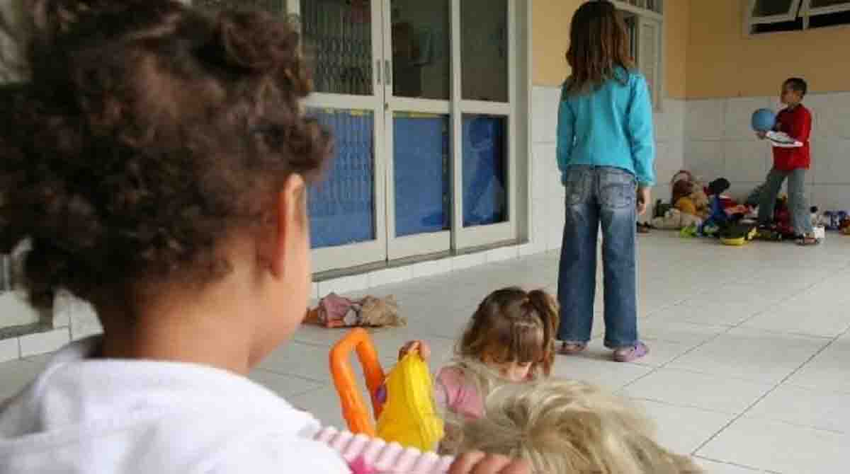 Mães buscam alternativas às unidades escolares já que não têm com quem deixar os filhos