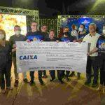 Cheque simbólico foi entregue ao prefeito Alan Guedes (PP)