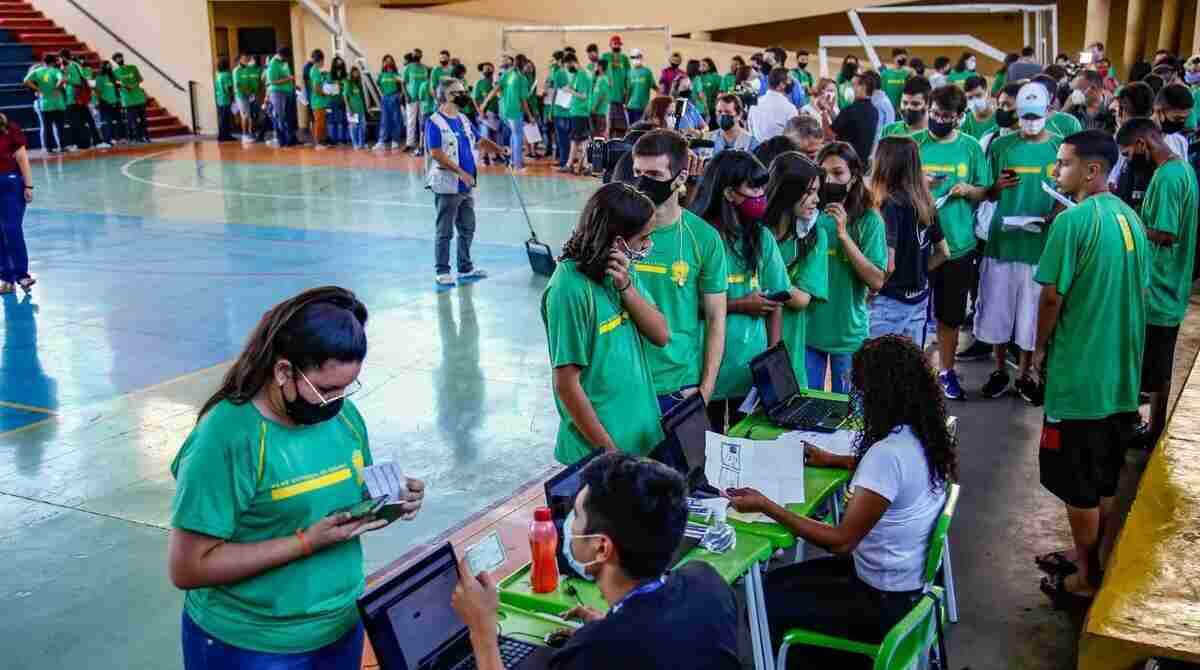 Alunos precisam da autorização dos pais para vacinação em escola.