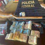 Dinheiro e armas foram apreendidas com o grupo