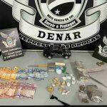Droga e dinheiro foram apreendidos no local