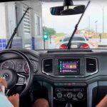 Youtuber no momento em que passa por posto de pedágio no Paraguai