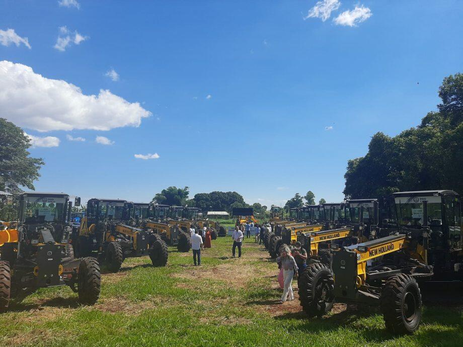 Maquinário agrícola sendo entregue por representantes do Governo do Mato Grosso do Sul