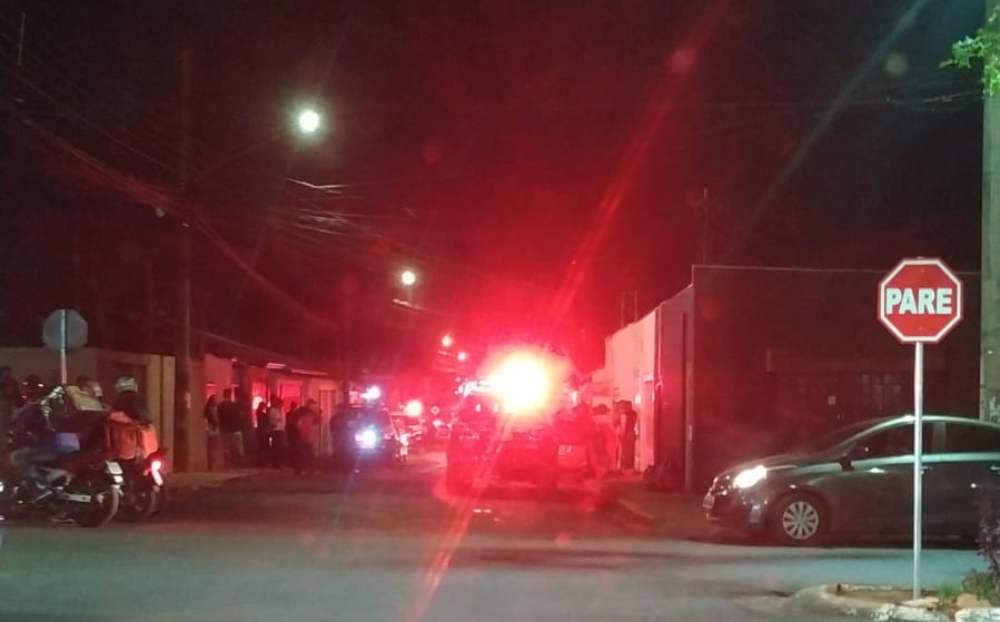 Equipes policiais no local do crime