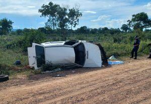 Veículo capotado no acostamento da estrada de terra