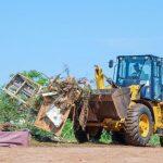 Equipes retiram lixo de terreno baldio