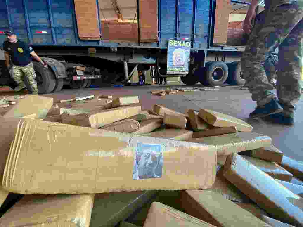 Agentes da Senad durante pesagem da droga
