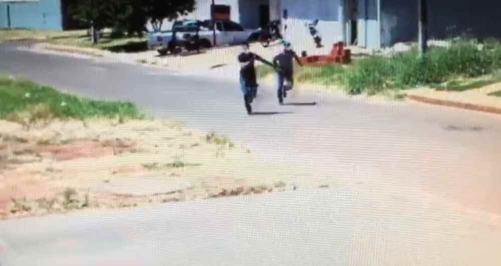 Dupla invadiu a residência e assassinou a vítima