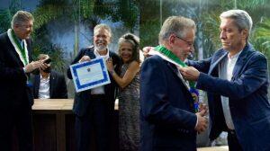 O diploma de posse foi entregue a Humberto Espindola pela sua irmã Alzira Espíndola