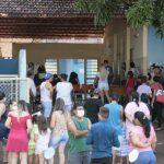 Pessoas aguardando vacinação no Universitário neste sábado