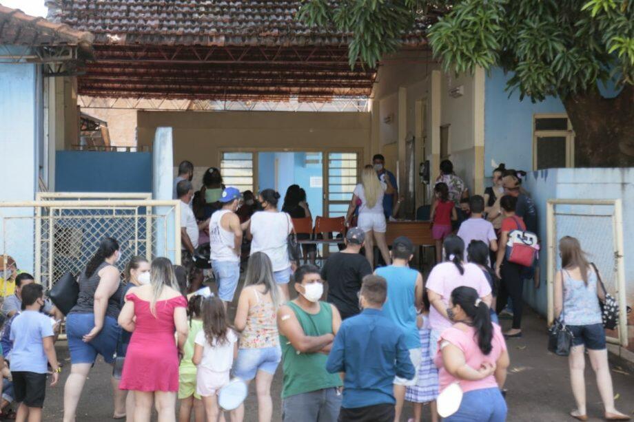 Pessoas aguardando vacinação no Universitário neste sábado