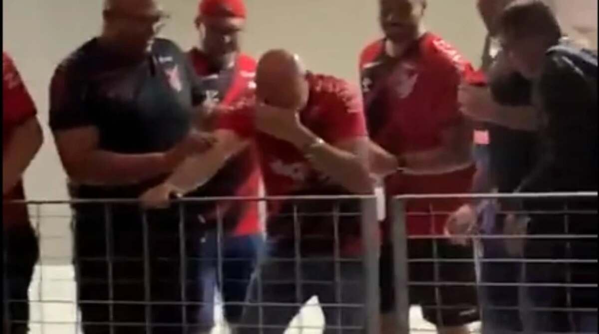 Momento em que Hang é atingido por torcedor na Arena da Baixada - PR