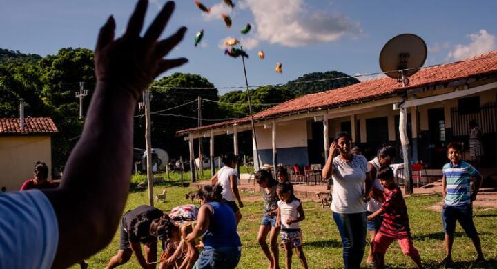 Crianças na Aldeia Alves de Barros
