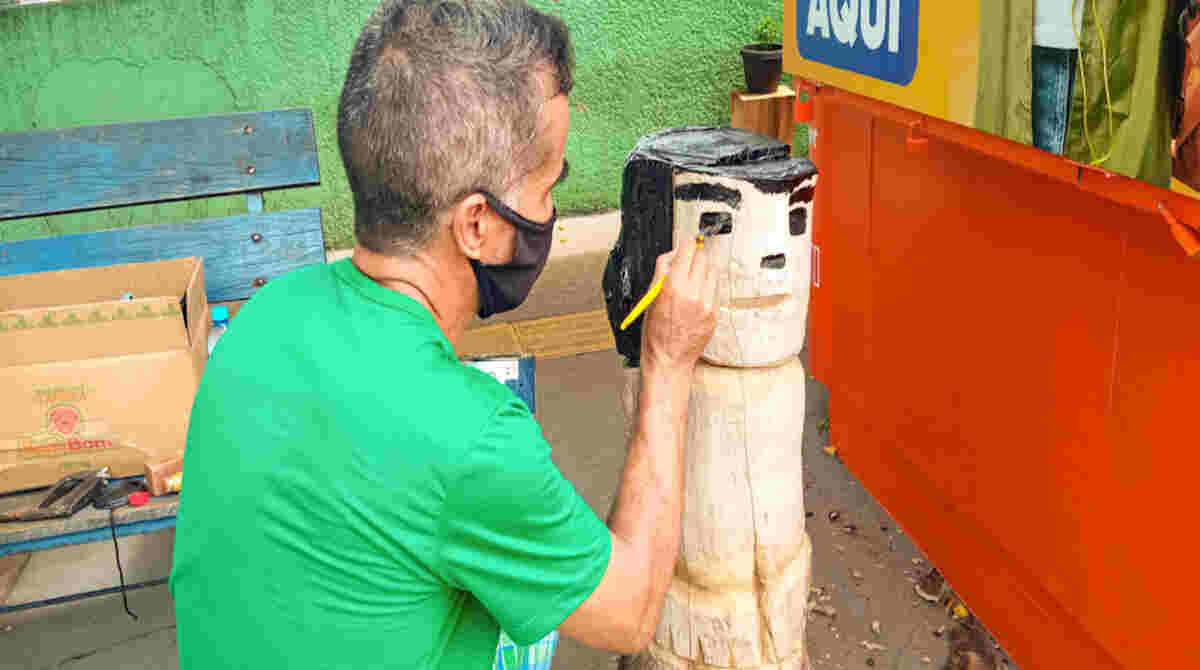 Mariano esculpiu bugrinho em tronco de árvore