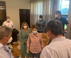 Ministra Tereza Cristina junto com secretários e prefeita de Sidrolândia.