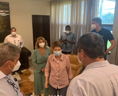 Ministra Tereza Cristina junto com secretários e prefeita de Sidrolândia.