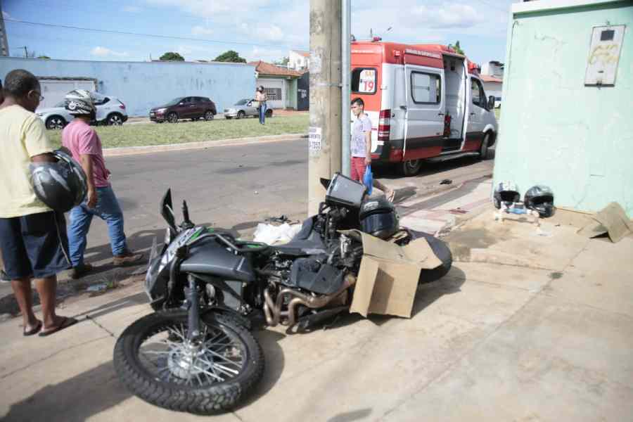 Vítima atingiu o poste após a colisão