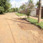 Asfalto fica com terra acumulada por conta das ruas que não são pavimentadas