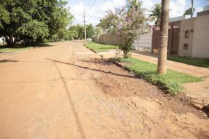 Asfalto fica com terra acumulada por conta das ruas que não são pavimentadas
