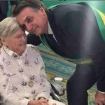 Jair Bolsonaro ao lado de sua mãe
