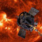 Ilustração mostra uma representação da Parker Solar Probe se aproximando do Sol
