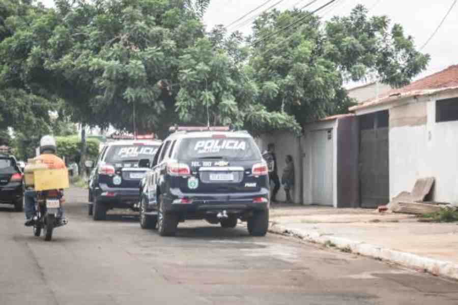 Equipes policiais fazem buscas pelo assaltante