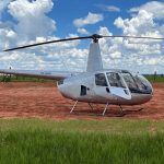 O helicóptero apreendido foi levado por um caminhão de guincho via transporte terrestre.