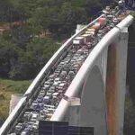 Milhares de veículos paraguaios já cruzaram a ponte da amizade rumo ao Brasil