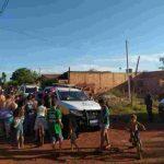 Agentes da Guarda Municipal de Dourados durante a distribuição de presentes