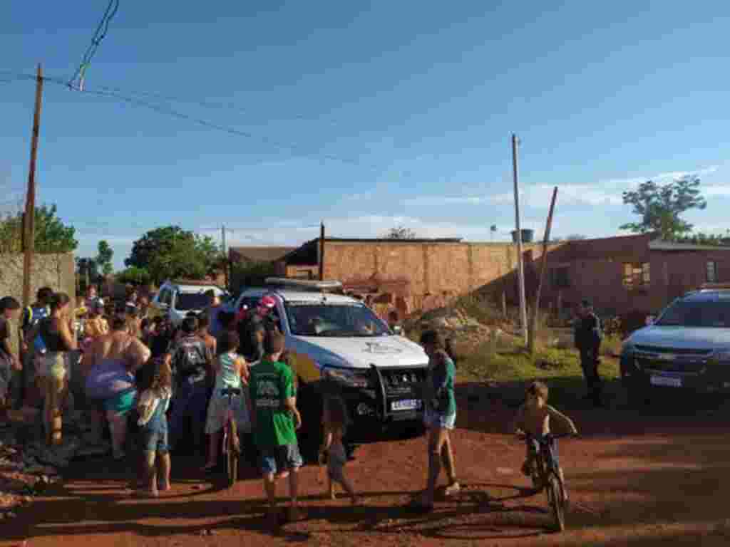 Agentes da Guarda Municipal de Dourados durante a distribuição de presentes