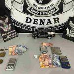 Droga e dinheiro foram apreendidos no local