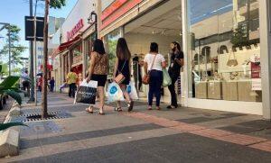 Comércio central abre nesta sexta-feira (24) com horário diferenciado dos últimos dias