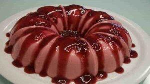 Manjar de morango com calda de chocolate