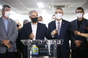 Governador durante conversa com jornalistas na Alems nesta terça-feira