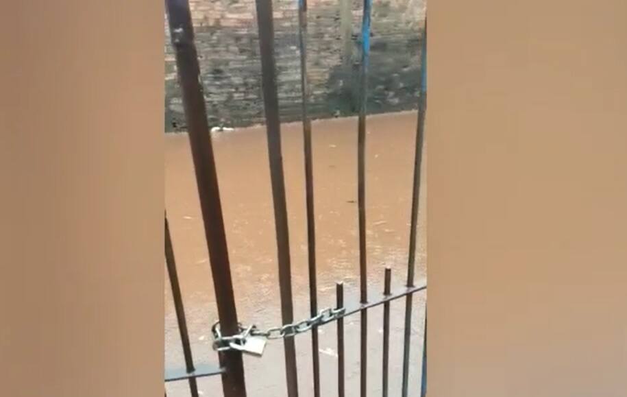 Rua alagou em poucos minutos de chuva.