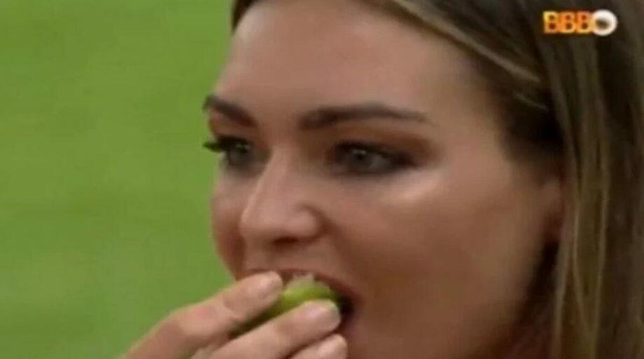 Bárbara tem costume de chupar limão