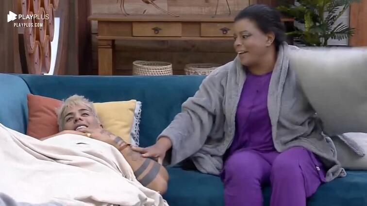 Tati ficou constrangida por ter acertado a região íntima do cantor