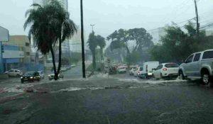 Tempestade de outubro deixou ruas alagadas e afetou torres de energia elétrica