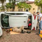 O carro ficou tombado na via
