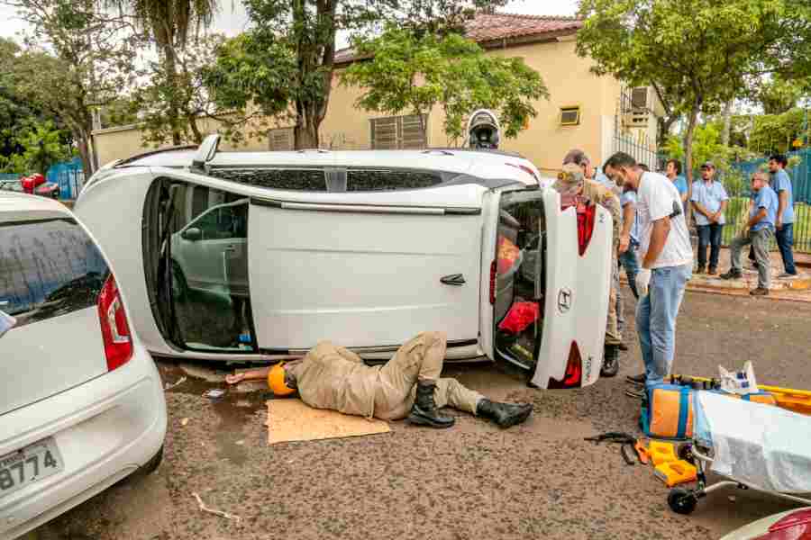 O carro ficou tombado na via