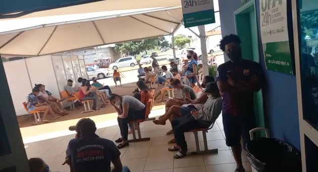 Pacientes aguardando na área externa da UPA Universitário