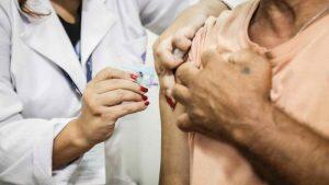 Primeira dose segue sendo aplicada para pessoas com 12 anos ou mais