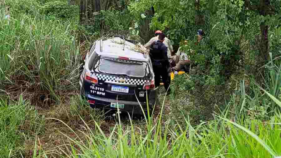 Viatura capotou nas margens da estrada