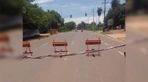 A via está sinalizada com cavaletes da Agetran