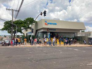Fila dobrando a esquina na central da Energisa