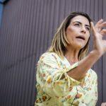 Senadora durante conversa com jornalistas na Superintendência da PF