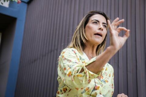 Senadora durante conversa com jornalistas na Superintendência da PF