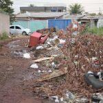 Rua foi tomada por lixo